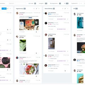 Captura de pantalla de la plataforma Brandwatch mostrando varias publicaciones de redes sociales monitorizadas en el panel de control.